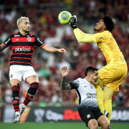 Hugo Souza contra o Flamengo: pode!