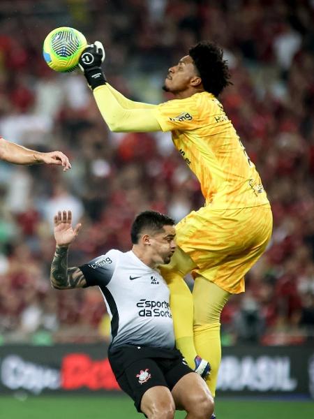 Hugo Souza em ação durante Flamengo x Corinthians, confronto da Copa do Brasil