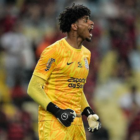 Hugo Souza, goleiro do Corinthians, fez quatro defesas difíceis no jogo contra o Flamengo pela Copa do Brasil