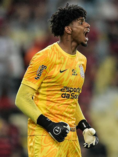 Hugo Souza, goleiro do Corinthians, em jogo contra o Flamengo pela Copa do Brasil