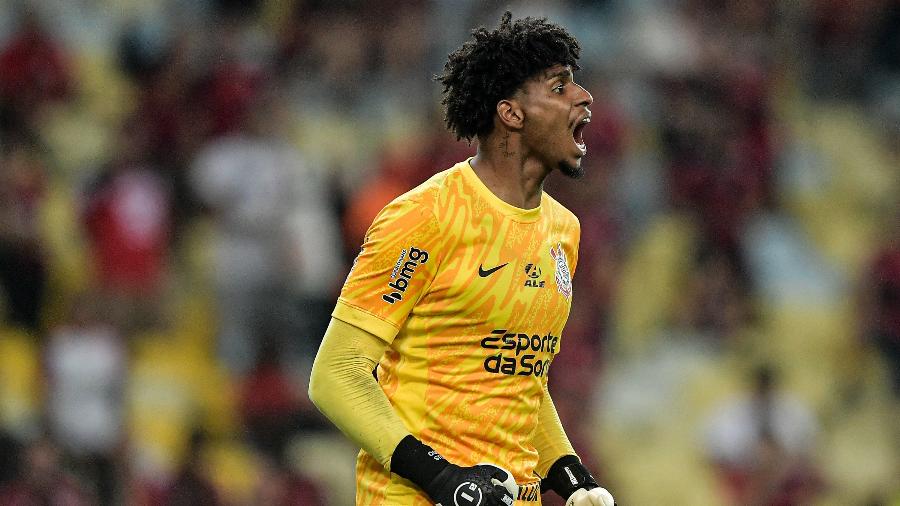 Hugo Souza, goleiro do Corinthians, em jogo contra o Flamengo pela Copa do Brasil