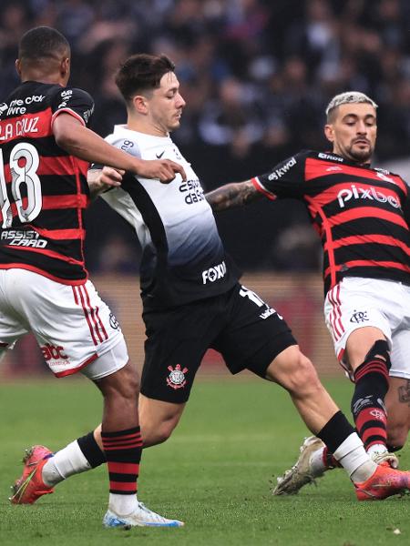 Garro disputa a bola com De La Cruz e Arrascaeta na semifinal entre Corinthians e Flamengo pela Copa do Brasil 2024