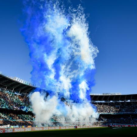 Torcida do Racing no estádio Presidente Peron, em Avellaneda, na Argentina