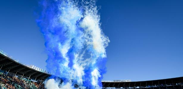 Torcida do Racing-ARG esgota ingressos para confronto crucial contra o Corinthians.