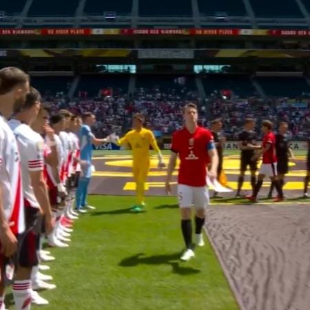 Marius Hoibraten, jogador do Urawa Red Diamonds, ignora jogadores do River Plate no Mundial de Clubes - Reprodução