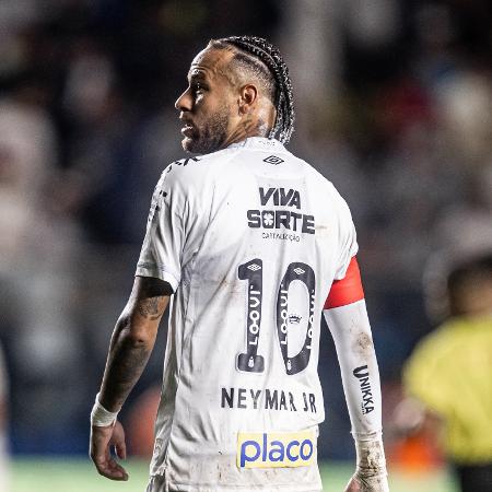 Neymar em ação no amistoso do Santos contra a Desportiva Ferroviária
