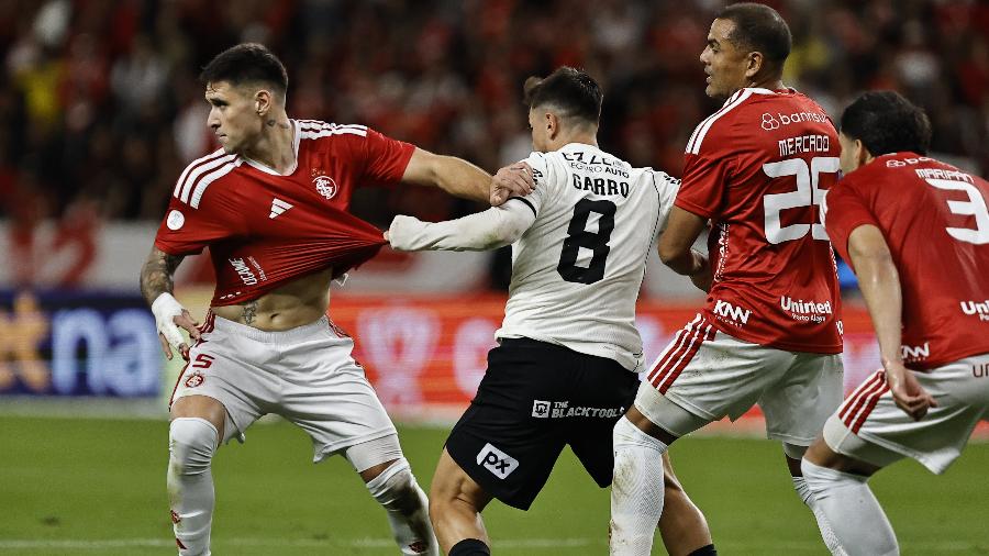 Garro e Villagra disputam em lance entre Internacional e Corinthians