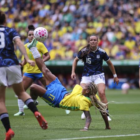 Geyse, jogadora do Brasil no lance do seu gol durante partida amistosa contra a Argentina de futebol profissional feminino. 