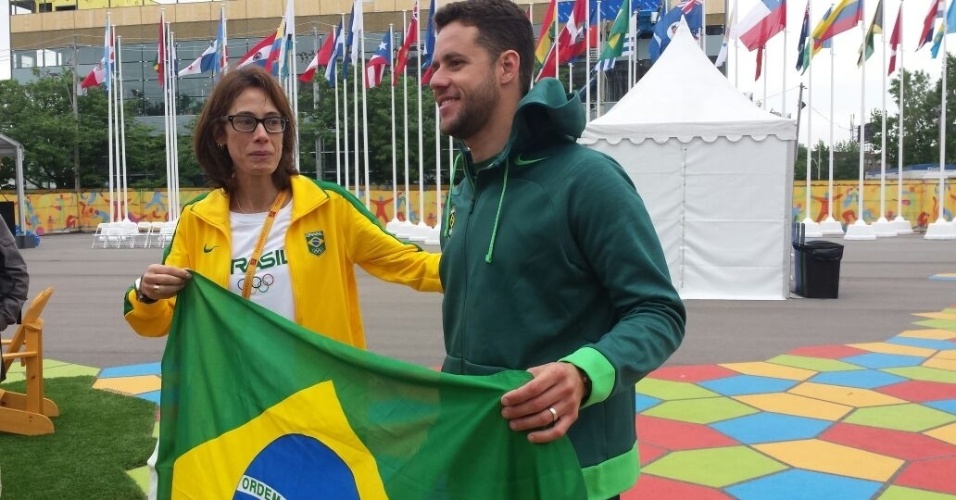 Escolhido para ser o porta-bandeira do Brasil na cerimônia de abertura do Pan, na sexta-feira, o nadador Thiago Pereira recebeu simbolicamente a flâmula nesta quinta, na Vila Pan-Americana de Toronto