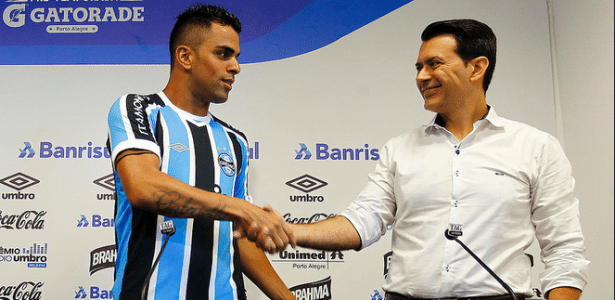 Maicon é cumprimentado pelo diretor executivo, Rui Costa, em "reapresentação" no Grêmio - Lucas Uebel/Grêmio