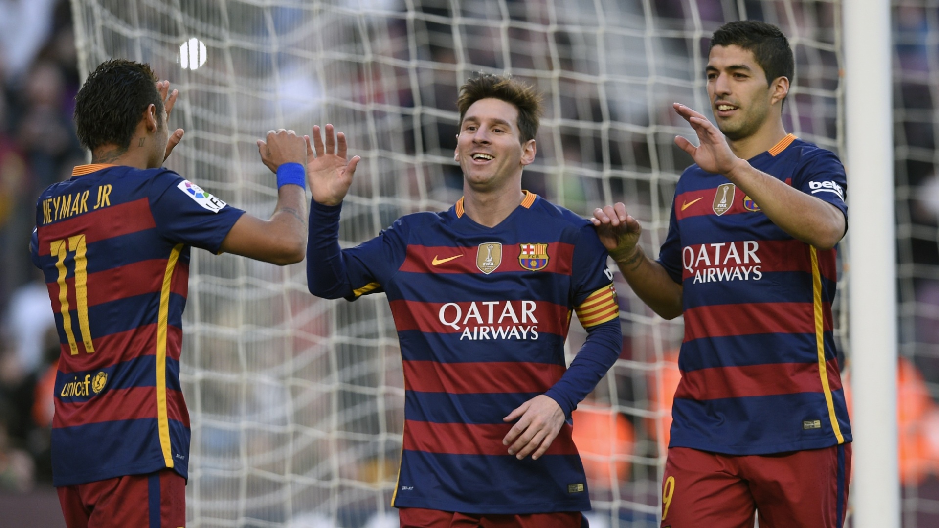 09.jan.2016 - Neymar e Luis Suárez comemoram com Lionel Messi, destaque da vitória do Barcelona sobre o Granada pelo Campeonato Espanhol - LLUIS GENE/AFP