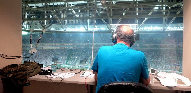 José Silvério, da rádio Bandeirantes, transmite Palmeiras x Nacional no Allianz Parque - Adriano Wilkson/UOL - Adriano Wilkson/UOL