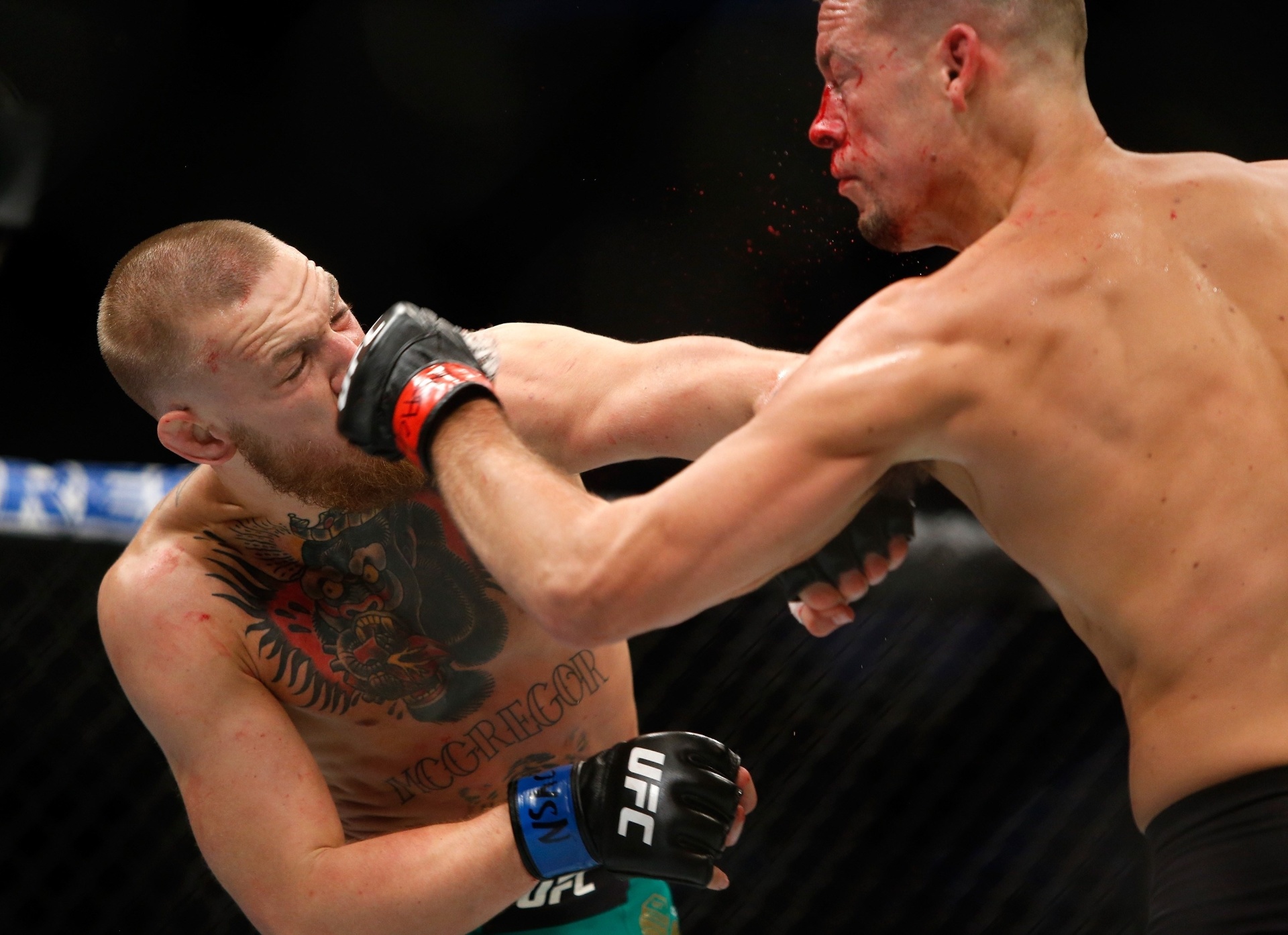 Nate Diaz acerta golpe no rosto de Conor McGregor no UFC 202 - Steve Marcus/Getty Images
