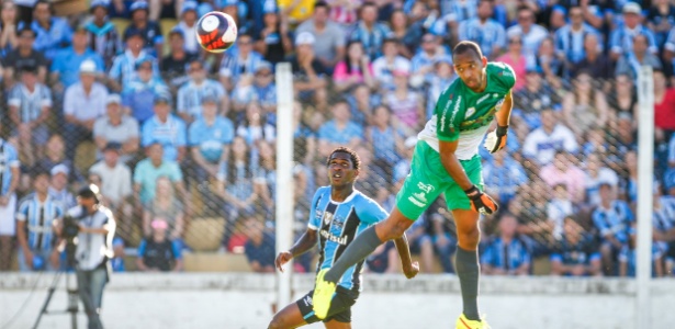 Miller Bolaños aproveita falha do goleio Reynaldo para marcar o primeiro gol do Grêmio diante o Veranópolis, em jogo pelas quartas de final do Campeonato Gaúcho 2017 - Lucas Uebel/Grêmio FBPA - Lucas Uebel/Grêmio FBPA