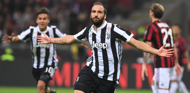 Híguain comemora gol da Juventus contra o Milan; jogador mudou de lado - REUTERS