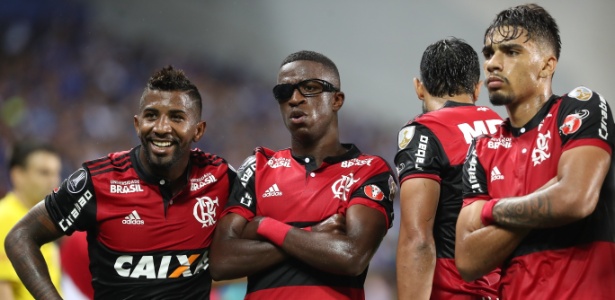 Vinicius Júnior comemora o gol da vitória no Equador com óculos atirado pela torcida - Gilvan de Souza/ Flamengo