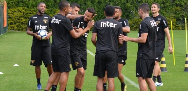 Jogadores do São Paulo fazem Nenê pagar prenda durante treino no CT da Barra Funda