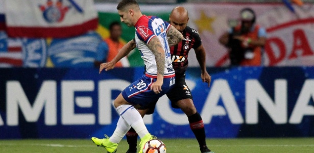 Zé Rafael em ação pelo Bahia durante jogo com o Atlético-PR - Evandro Veiga/AFP