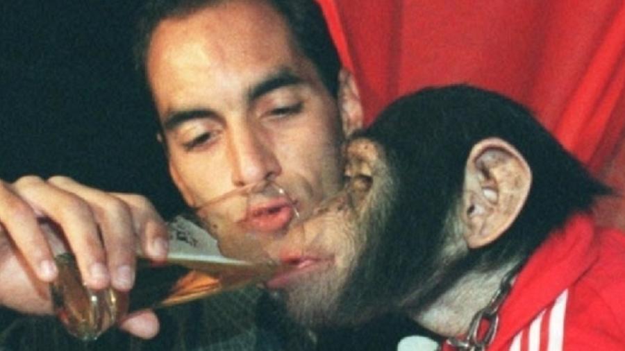 Em 1999, Edmundo se envolveu em polêmica ao oferecer cerveja a um chimpanzé durante uma festa - Arquivo