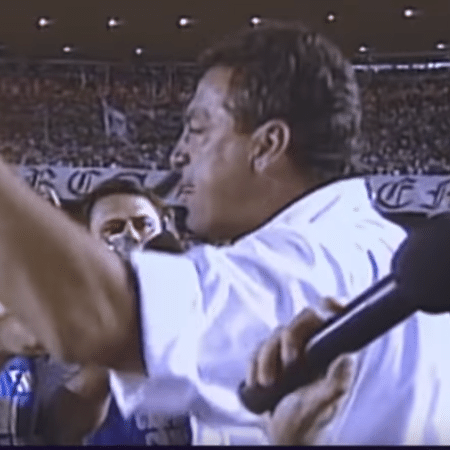 Abel Braga (d) comemora vitória histórica sobre o Flamengo durante uma de suas passagens pelo Vasco, em 2000 - Reprodução / TV Globo