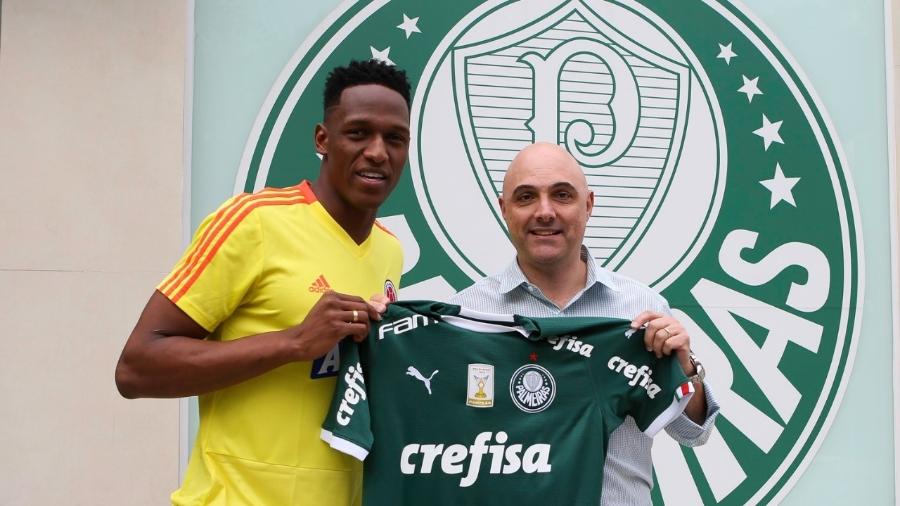 Mina recebe camisa do Palmeiras das mãos do presidente do clube, Maurício Galiotte  - Fabio Menotti/Ag. Palmeiras/Divulgação