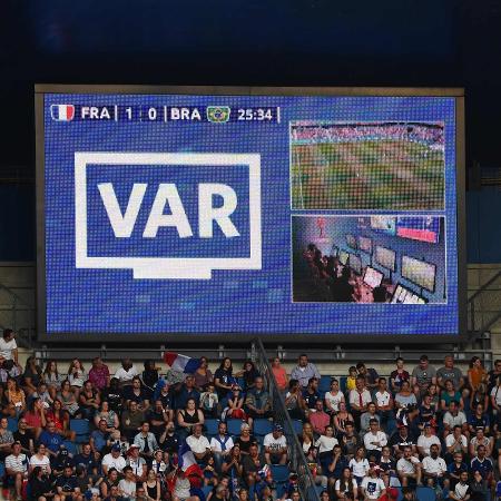 VAR é acionado durante jogo entre Brasil e França, pela Copa do Mundo feminina - FRANCK FIFE / AFP
