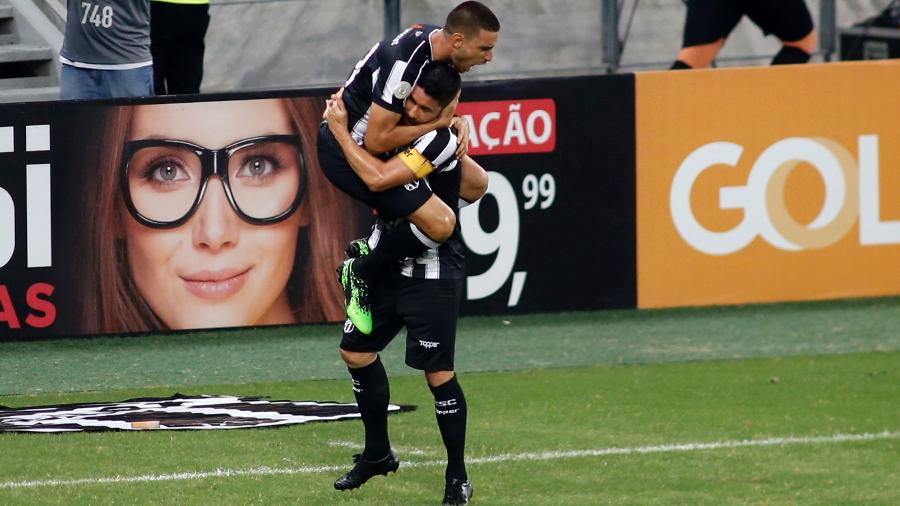 Thiago Galhardo comemora gol do Ceará sobre o Fortaleza - LC MOREIRA/ESTADÃO CONTEÚDO