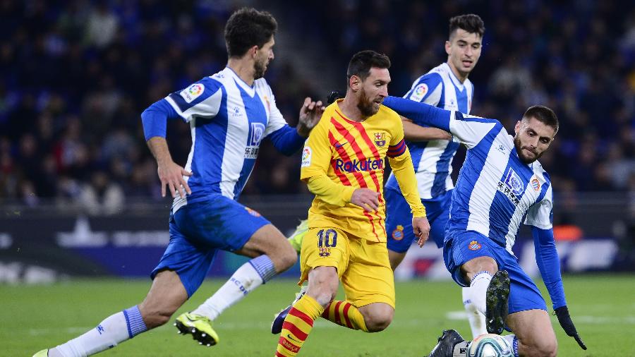 Lionel Messi em lance entre Barcelona e Espanyol pelo Campeonato Espanhol - Pau Barrena/AFP