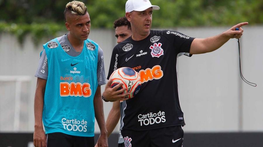 Cantillo, que recebe orientações de Tiago Nunes em treino, pode desfalcar o Corinthians contra o Botafogo - Daniel Augusto Jr. / Ag. Corinthians