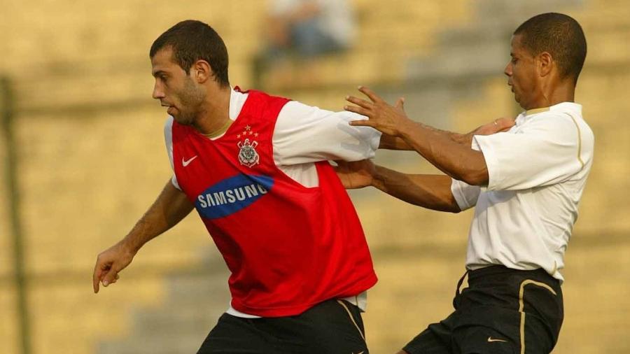 Mascherano e Marcelinho Carioca disputam bola; argentino jogou no Corinthians entre 2005 e 2006 - Rubens Cardia/Folhapress