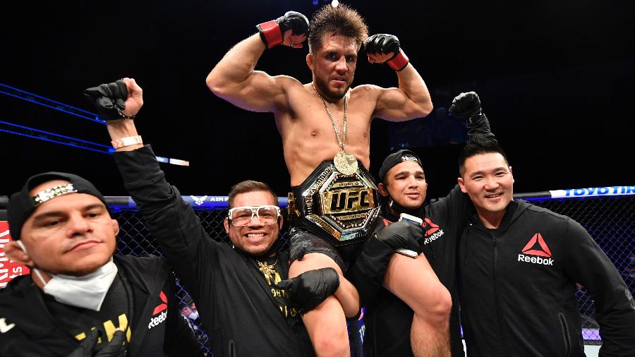 Henry Cejudo celebra a vitória sobre Dominick Cruz no UFC 249 - Jeff Bottari/Zuffa LLC/Getty Images