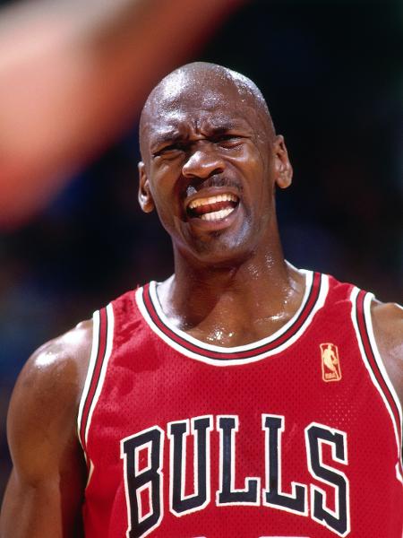 Michael Jordan reage em jogo contra o Washington Bullets em 1997 pela NBA - Scott Cunningham/NBAE via Getty Images