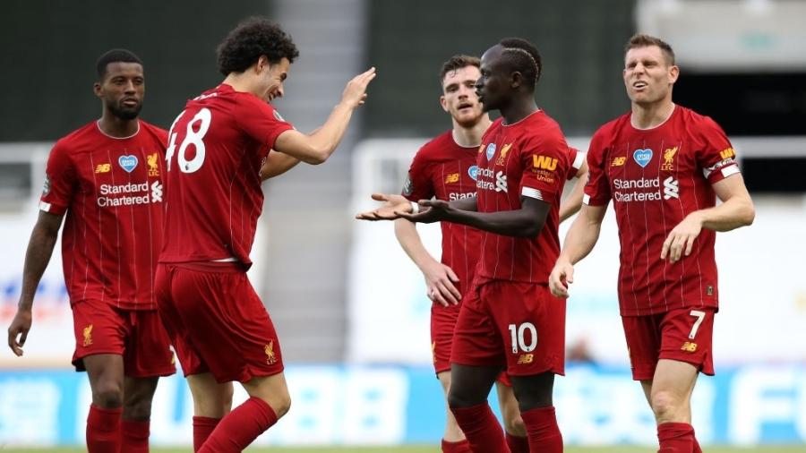 26.jul.2020 - Sadio Mané comemorando gol do Liverpool sobre o Newcastle - Getty Images