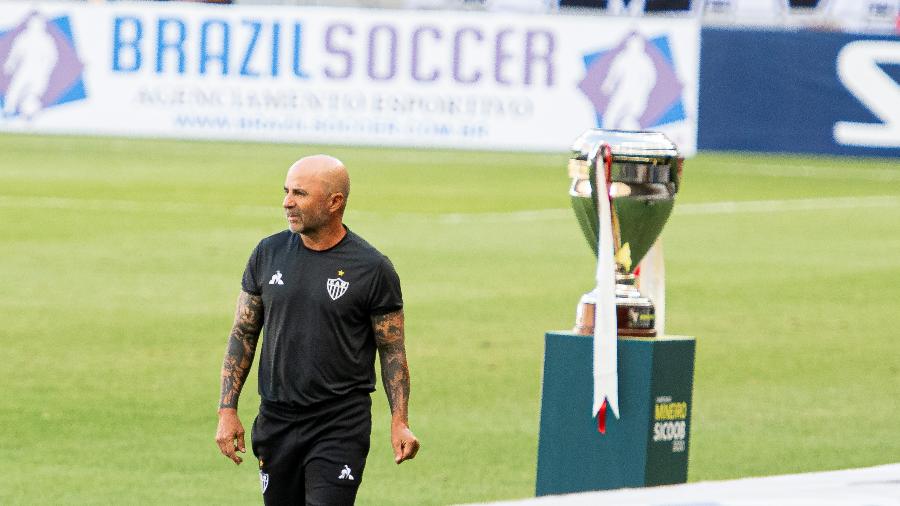 Jorge Sampaoli ao lado da taça do título Mineiro de 2020 - Alessandra Torres/AGIF