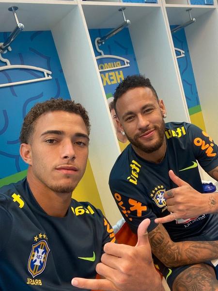 Figueiredo em foto ao lado de Neymar no vestiário da seleção brasileira na Granja Comary, sede da CBF - Reprodução / Instagram