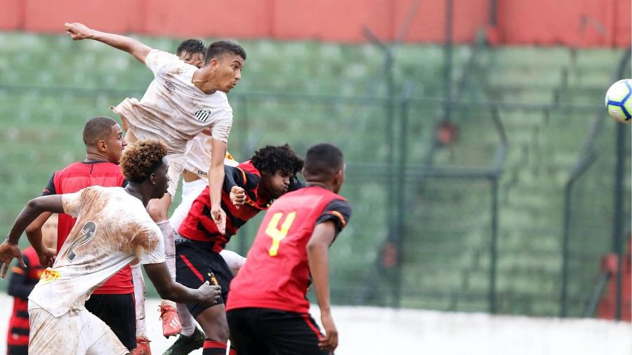 Bruno Marques (no alto) vem se destacando na equipe de Aspirantes do Santos - Pedro Ernesto Guerra Azevedo/Santos FC