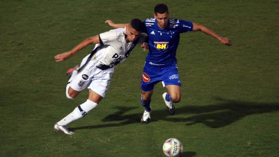 Jogadores de Ponte Preta e Cruzeiro disputam bola durante partida da Série B - DENNY CESARE/CÓDIGO19/ESTADÃO CONTEÚDO