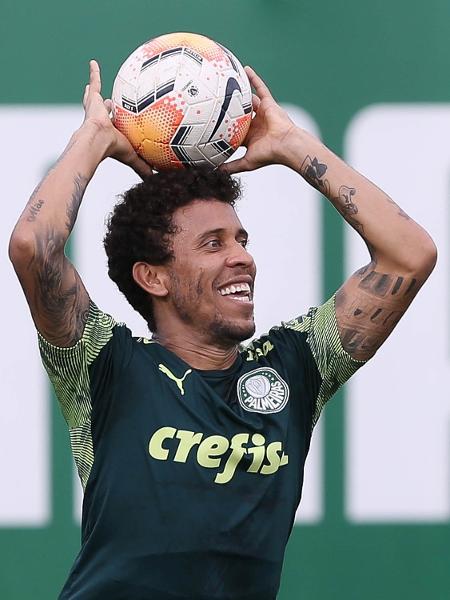 Marcos Rocha cobra lateral durante treino no Palmeiras - Cesar Greco