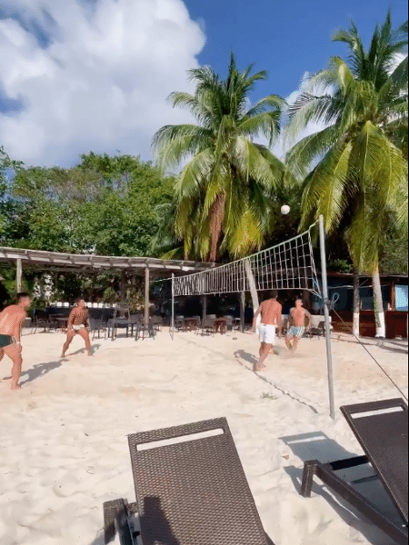 Raphael Veiga, Willian Bigode, Luan e Jean jogando futevôlei em Cancún  - Instagram