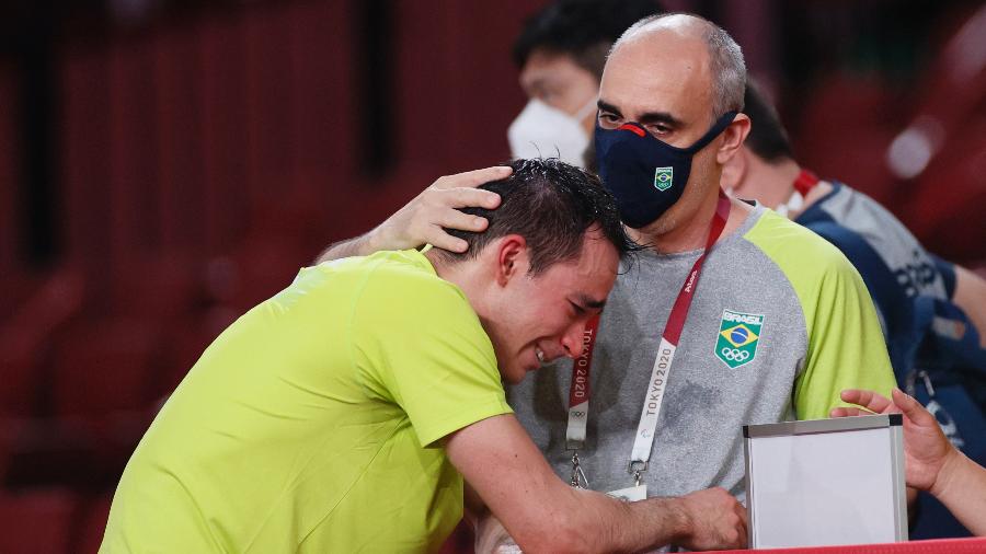 Hugo Calderano chora após eliminação nas quartas de final do tênis de mesa nos Jogos Olímpicos de Tóquio - Steph Chambers/Getty Images