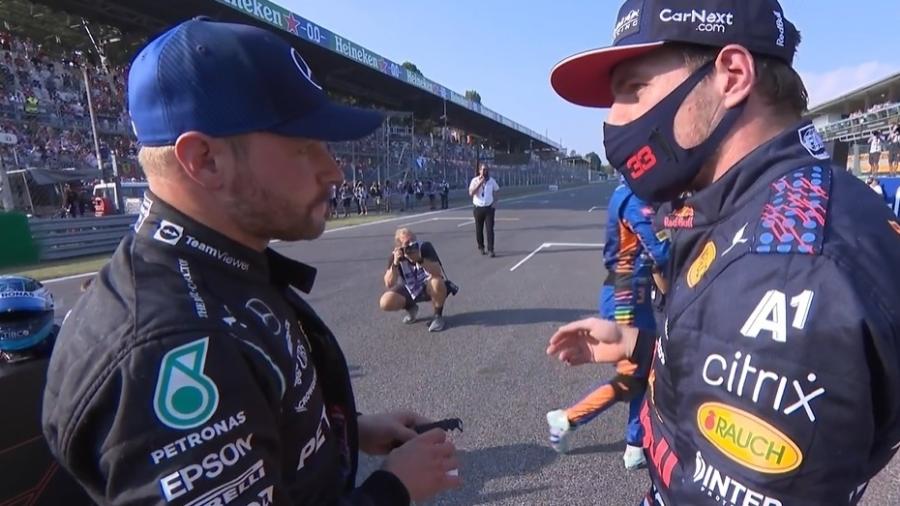 Bottas e Verstappen conversam após a minicorrida em Monza neste sábado  - Reprodução/F1TV