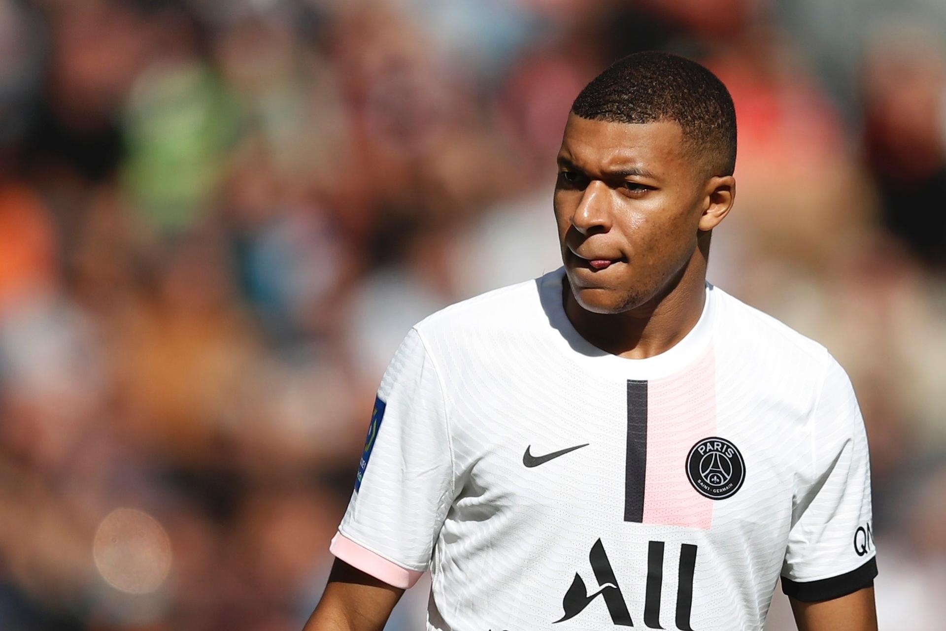 Mbappé em ação durante partida do PSG contra o Rennes pelo Campeonato Francês - REUTERS/Stephane Mahe