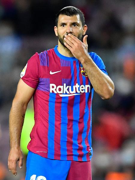 Sergio Aguero em ação pelo Barcelona; atacante se aposentou dos gramados pro conta de problemas cardíacos - Pau BARRENA / AFP