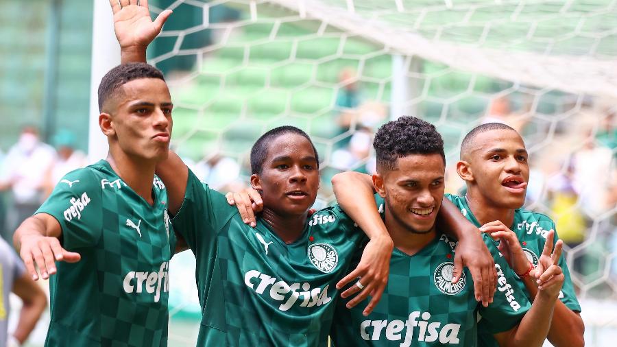 Gabriel Silva jogador do Palmeiras comemora seu gol com jogadores do Palmeiras - Marcello Zambrana/AGIF