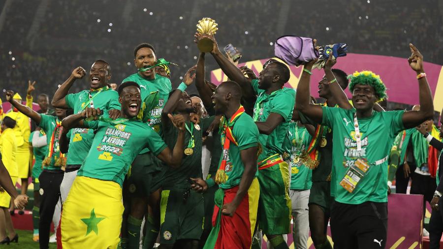 Jogadores de Senegal celebram a conquista da Copa Africana de Nações, título inédito para o país - Ayman Aref/picture alliance via Getty Images