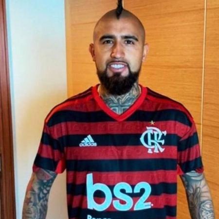 Vidal publica foto vestindo a camisa do Flamengo - Reprodução/ Instagram