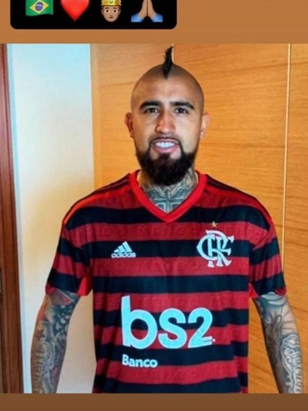 Vidal publica foto vestindo a camisa do Flamengo