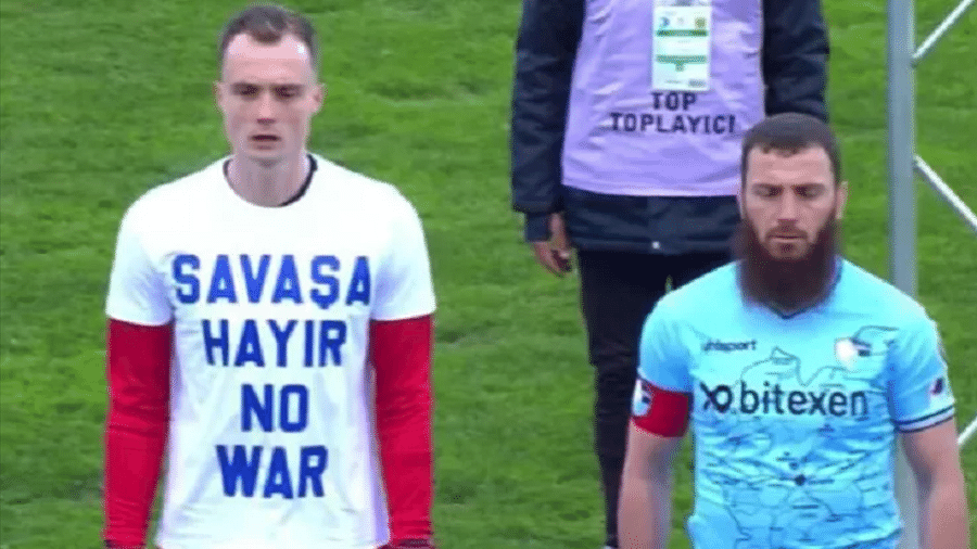 Aykut Demir (dir.), capitão do Erzurumspor, se recusou a vestir uma camiseta contra a guerra na Ucrânia  - Reprodução