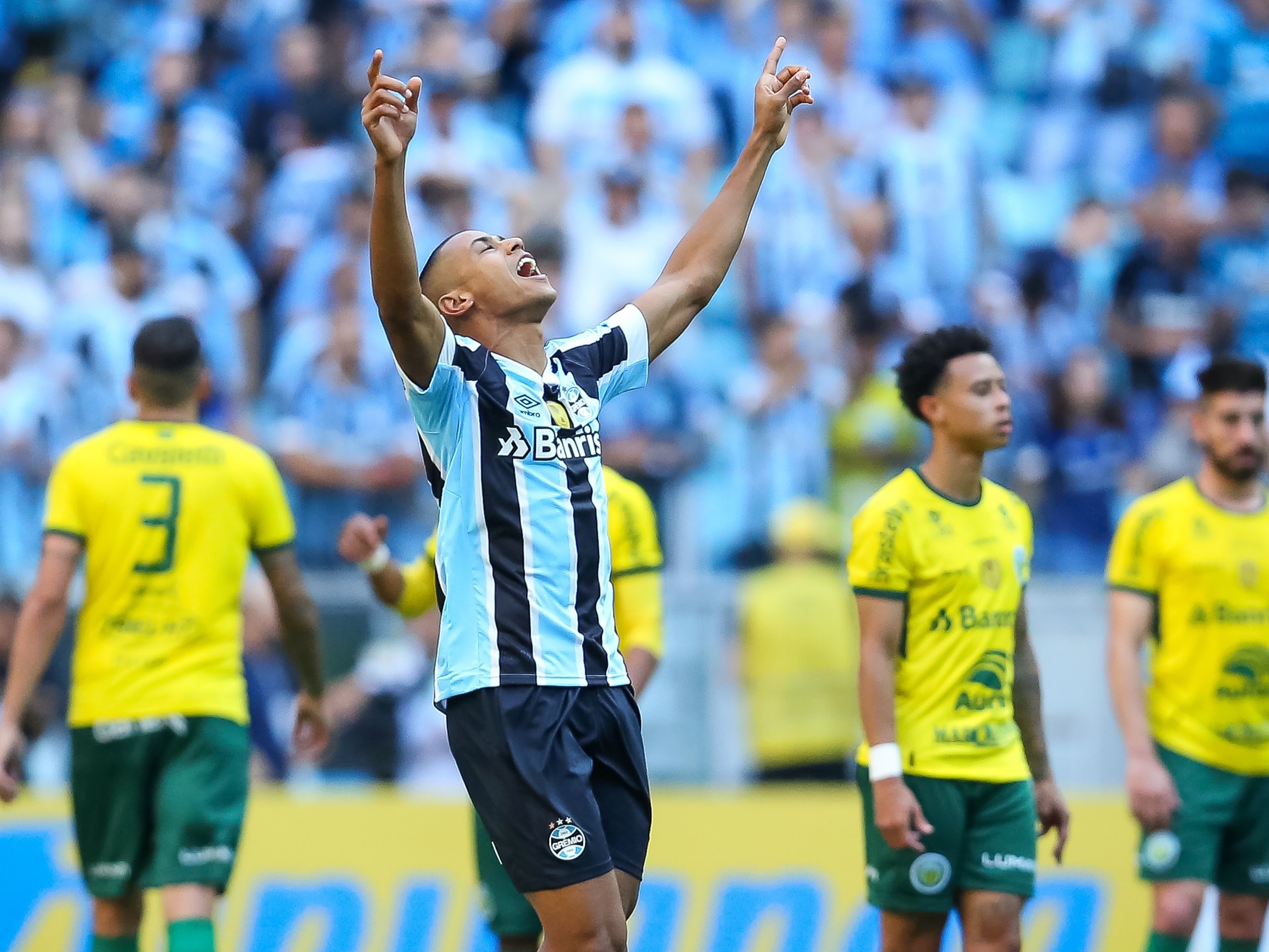 Grêmio vence Inter e se aproxima da final do Campeonato Gaúcho