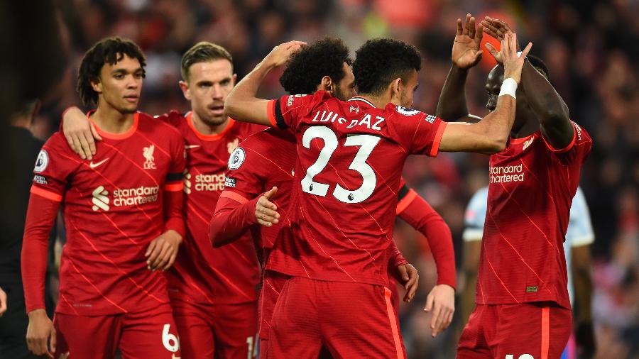 Jogadores do Liverpool comemoram gol em jogo contra o Manchester United pelo Campeonato Inglês - Andrew Powell/Liverpool FC via Getty Images
